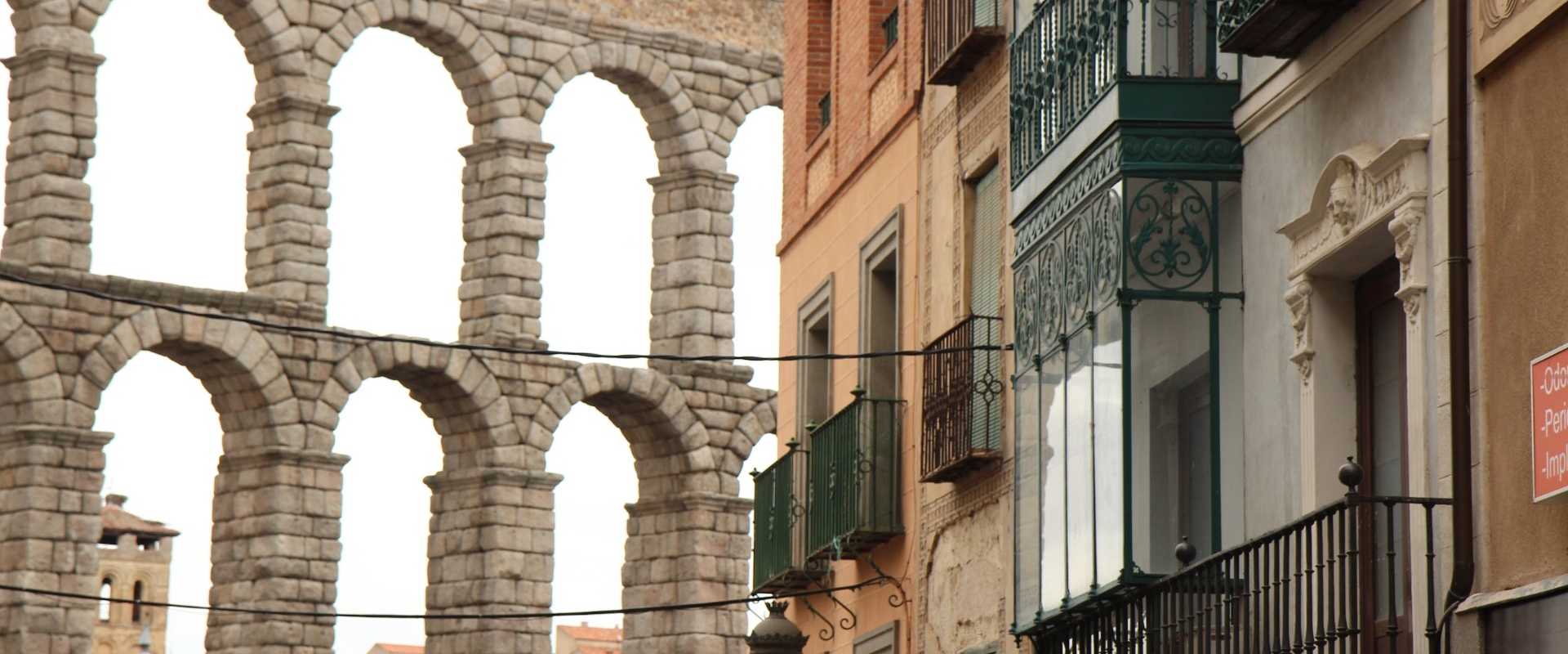 Acueducto de Segovia y casa durante un tour privado