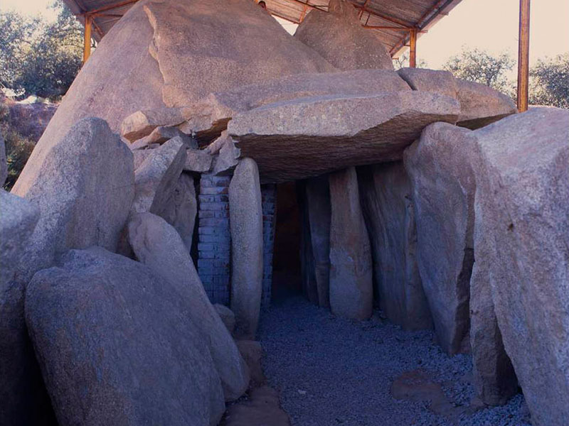 El Dolmen más grande de Europa periodo calcolítico viaje arquelógico