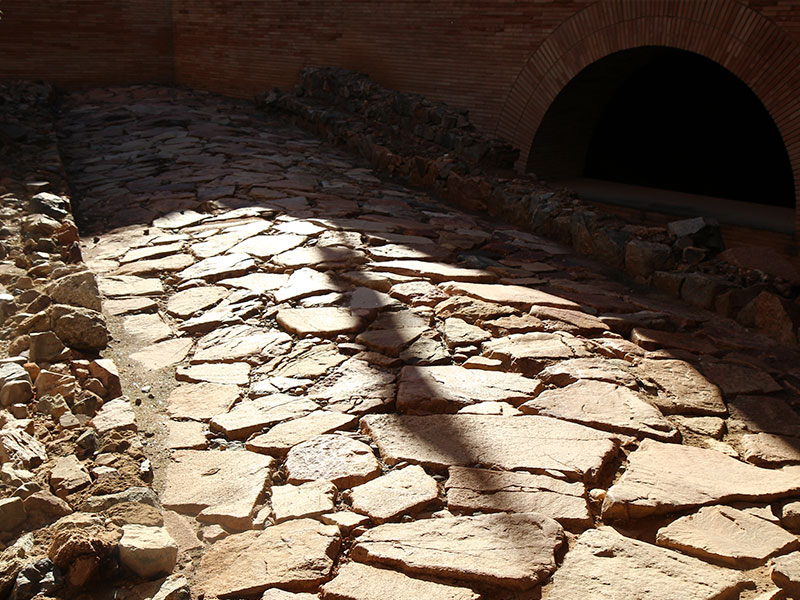 Calzada Romana en un viaje arqueológico